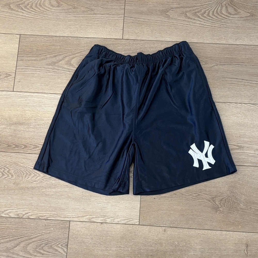 True Fan New York Yankees logo gym shorts. Men's L. Excellent condition. Sweet!